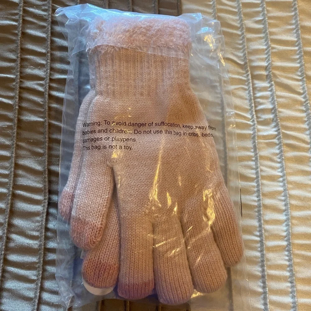 On 34th - NEW - Women's Rib-Stitch Fuzzy-Cuff Gloves.  Color:  Blush